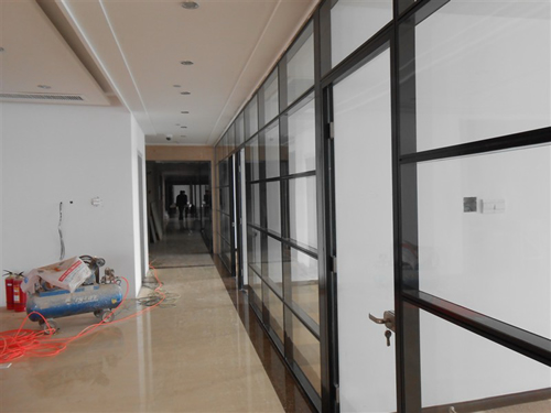 為什么浙江玻璃隔斷有時候會出現(xiàn)裂紋