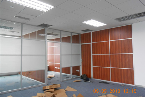 特斯拉成品隔斷工程圖片