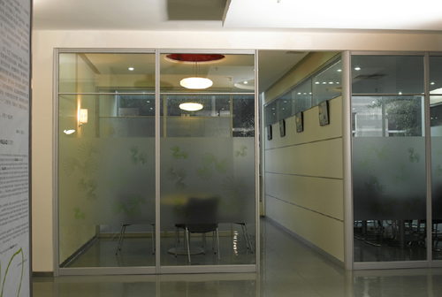 浙江玻璃隔斷-你知道辦公室裝修用什么隔斷