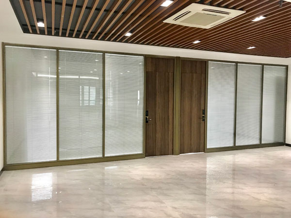 辦公場(chǎng)所為什么選擇雙玻百葉隔斷